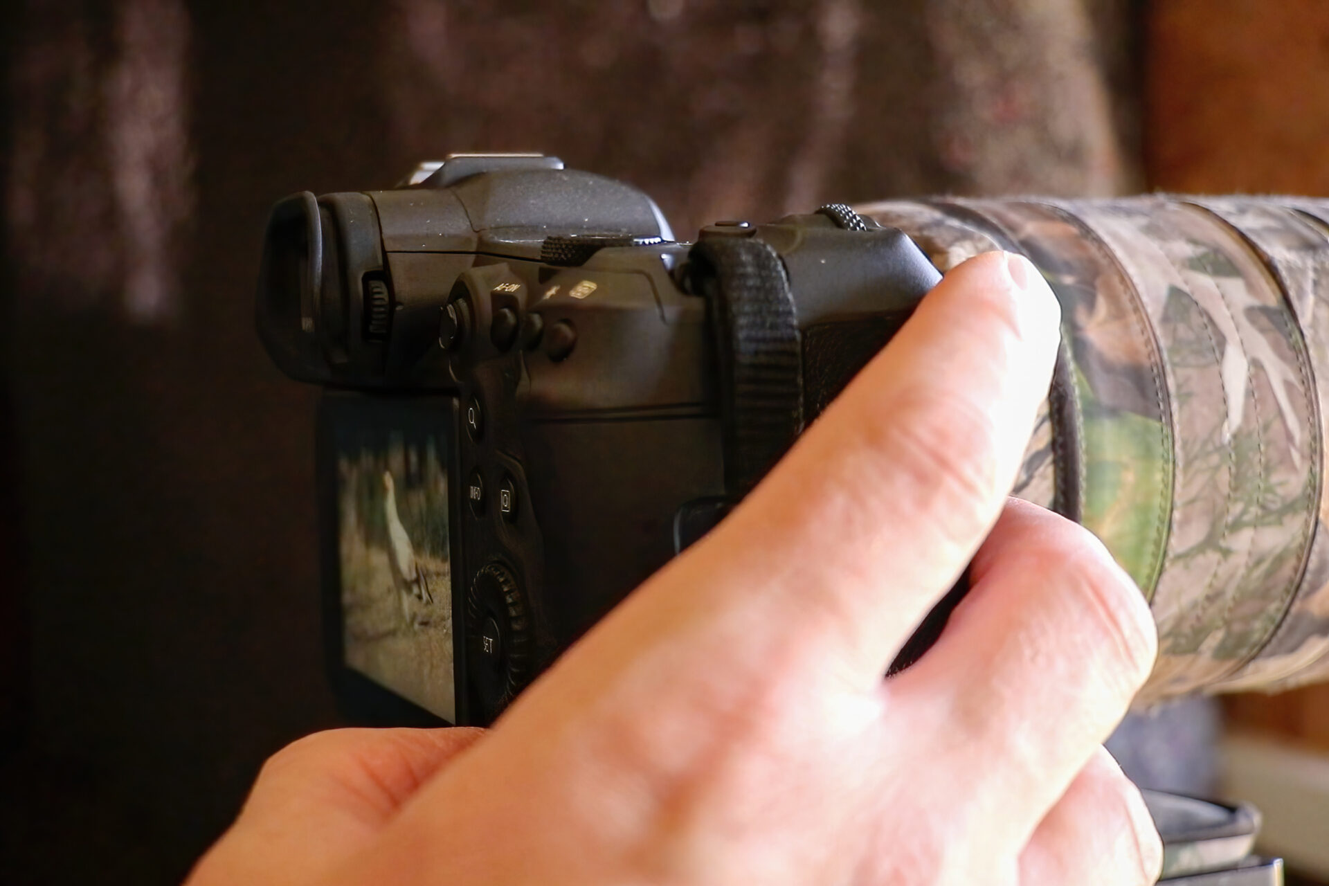 Ausrüstung im Fotohide: Kamera-Setup, Akkus und Speicherkarten vorbereitet